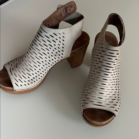 Dansko Cream Heels with Chunky Heel and Perforated Leather - Picture 1 of 5